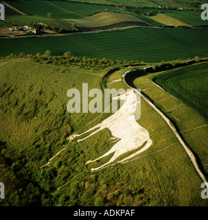 Westbury White Horse et hill fort Wiltshire UK sculpture chalk hill datant de 1778 Vue aérienne Banque D'Images