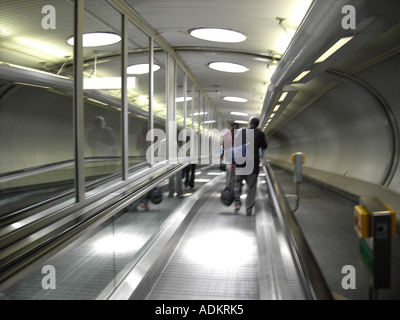 Les passagers de l'aéroport sur tapis roulant Banque D'Images