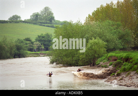 La circonscription de surfers de l'alésage du bras Severn PRÈS DE EPNEY GLOUCESTERSHIRE UK Banque D'Images