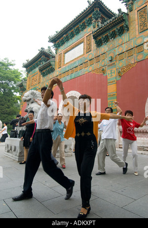 Les couples danser dans la matinée dans le parc Beihai Beijing 2007 Banque D'Images