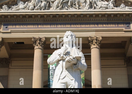 Mémorial de Friedrich Schiller 1905 infront de hessisches staatstheater de parc thermal. Wiesbaden, Hesse, Germany, Europe Banque D'Images