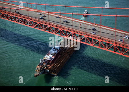 Au-dessus de l'antenne chaland barge en passant sous le Golden Gate Bridge Banque D'Images