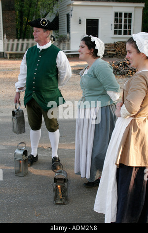 Colonial Williamsburg Virginia,Duke of Glouster Street,reenactor,repromulgue,jeu de rôle,acte,costume,costume d'époque,lanterne guides de visite,les visiteurs Voyage travail Banque D'Images