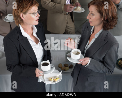 Les employés de bureau ayant une pause-café Banque D'Images