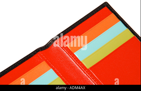 Un détail d'un portefeuille en cuir noir avec rouge, turquoise, jaune et orange de l'intérieur. Photo par paddymcguinness paddy McGuinness Banque D'Images