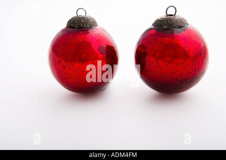 Deux boules de Noël rouge avec fond blanc studio portrait Banque D'Images