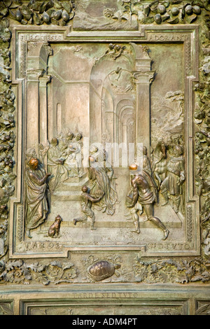 Duomo Pise Toscane Italie détail de relief en bronze sur la porte Banque D'Images