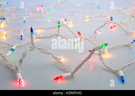 Site Web de plusieurs brins de lumières d'arbre de Noël multicolores en grisé studio portrait Banque D'Images