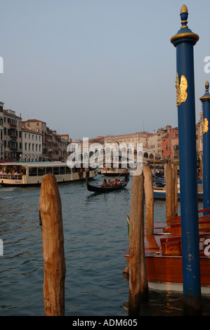 Gondola et deux bateaux-bus vaporetto sur le Grand Canal à Venise à proximité du pont du Rialto Banque D'Images