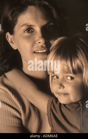 Image en noir et blanc de mother and daughter hugging Banque D'Images