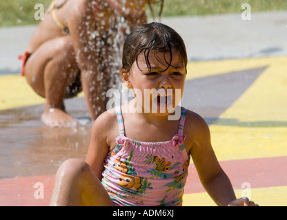 3 ans, fille de pleurer au parc de pulvérisation à Oklahoma City, Oklahoma, USA. Banque D'Images