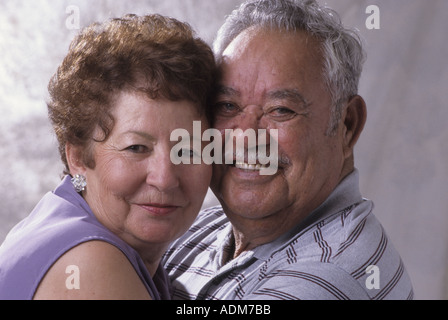 Portrait d'occasionnels heureusement marié Hispanic couple fond blanc M. ©Myrleen Pearson .....Ferguson Cate Banque D'Images