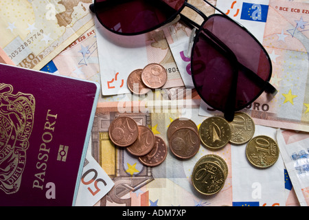 Vue de dessus de passeport, lunettes de soleil et monnaie euro Banque D'Images