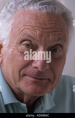 Close up portrait of a senior man septuagénaire, 1970 73-75 ans honnête expression visage rides portrait expressif cheveux gris blancs sains Banque D'Images