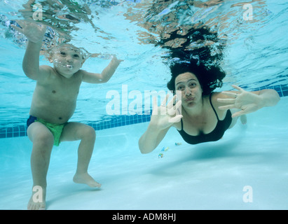 La mère et le garçon, âgés de deux, apnée en piscine PARUTION MODÈLE Banque D'Images
