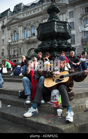 Paire d'amuseurs dans Piccadilly Circus Banque D'Images