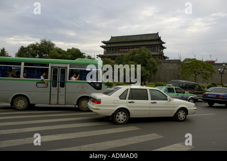 Chine Shaanxi Xian voitures et bus dans le trafic près des remparts Banque D'Images