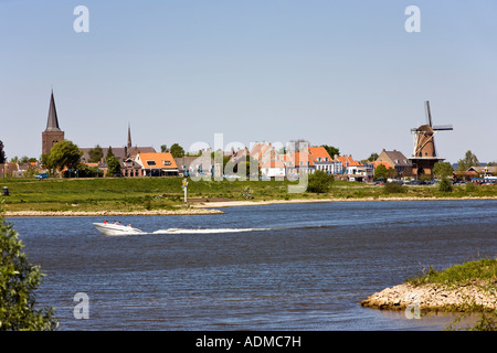 Vue de la ville de Wijk bij Duurstede, Utrecht, Hollande à l'échelle du Bas-rhin river Banque D'Images