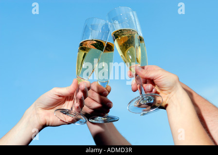 Verres de Champagne a tenu jusqu'à celebration Banque D'Images