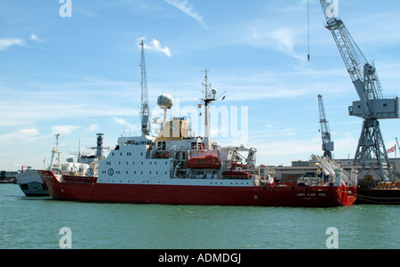 RRS James Clark Ross navire d'enquête et de recherche Portsmouth Dockyard England UK un navire de la British Antarctic Survey Banque D'Images