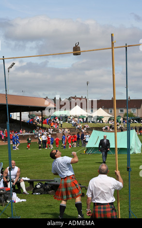 Jeter la 56lb poids sur le bar Shotts Highland Games Scotland UK Banque D'Images