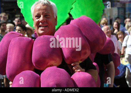 Artiste interprète ou exécutant en grappe de raisin costume. West End Festival, Byres Road, Glasgow, Ecosse, Royaume-Uni. Juin 2006. Banque D'Images