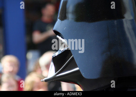 Interprète au costume de Darth Vader. West End Festival, Byres Road, Glasgow, Ecosse, Royaume-Uni. Banque D'Images