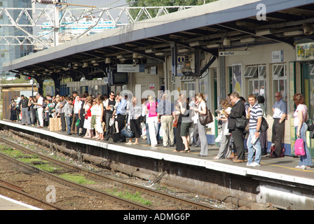 Les banlieusards de Stratford attendre sur la ligne principale plate-forme d'échange de fer pendant l'heure de pointe du soir Banque D'Images