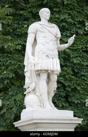 Statue en marbre de Jules César par Nicolas Coustou, Jardin Tuileries, Paris, France Banque D'Images