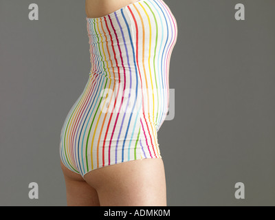 Une femme en maillot rayé debout Banque D'Images