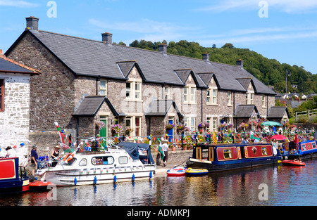 Les chalets et les bateaux dans le bassin du canal décoré pour le Festival de jazz de Brecon Powys Pays de Galles UK Banque D'Images