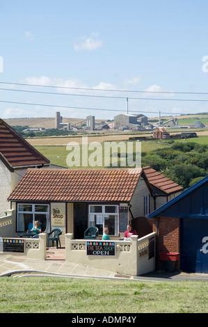 Magasin de thé et l'usine de potasse en arrière-plan Banque D'Images