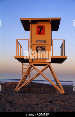 Lifeguard tower au lever du soleil à l'état de Huntington Beach, Californie, USA Banque D'Images