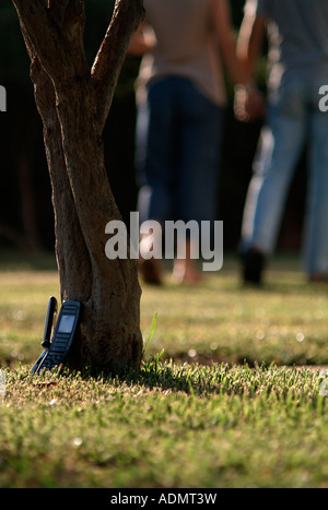 Couple anonyme en laissant derrière lui une paire de téléphones cellulaires. Point de vue faible. Banque D'Images