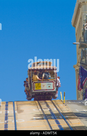 Cable car descendre de fortes pentes hill à San Francisco California USA Banque D'Images