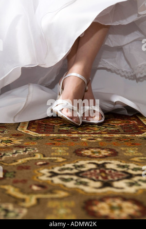 Détail de l'épouse d'oie et ses chaussures en dessous de robe nuptiale Banque D'Images