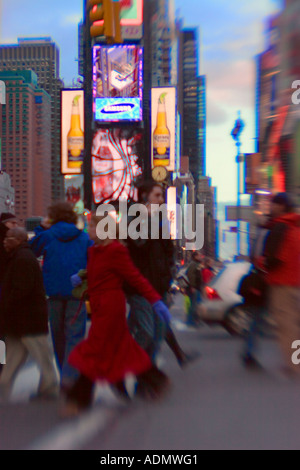 Times Square, le trafic de nuit USA, New York City, (blurred motion) Mai 2006 Banque D'Images