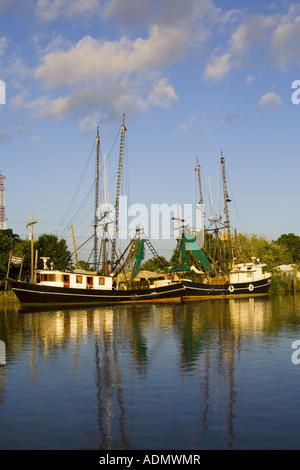 Shrimp boats docked in Bayou Lafourche près de Larose LA Banque D'Images