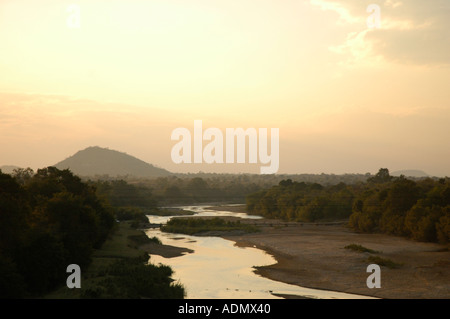 Près de la rivière à sec au coucher du soleil avec vue sur la montagne dans l'arrière-plan au coucher du soleil au Zimbabwe Banque D'Images