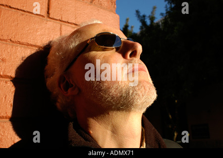 Victoria Wharf Cape Town Afrique du Sud port avec l'homme d'âge moyen à la recherche dans le soleil avec des lunettes de soleil sur Banque D'Images