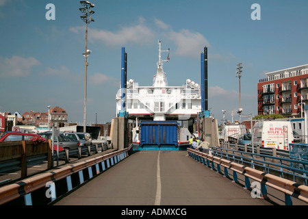 Île de Wight d' car ferry dans le port de Portsmouth, Hampshire, Royaume-Uni Banque D'Images