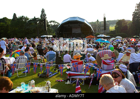 Grande foule de gens s'amuser à l'Audley End concert de musique en plein air. Essex, Angleterre Banque D'Images