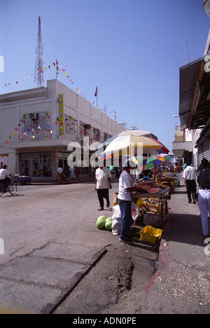 BELIZE CITY BELIZE AMÉRIQUE CENTRALE Rue Août vendeurs de fruits frais Banque D'Images