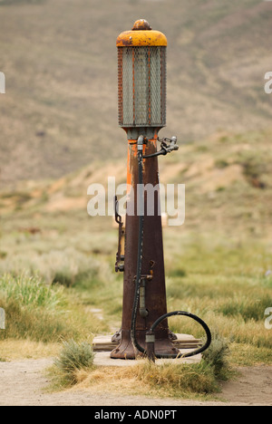 Ancienne pompe à gaz trouvé dans Bodie State Park en Californie Banque D'Images