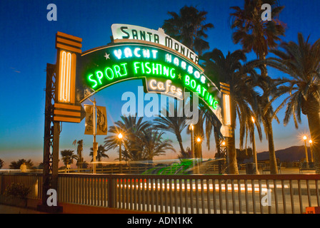 La photographie de nuit de la jetée de Santa Monica, Californie, USA signe Banque D'Images
