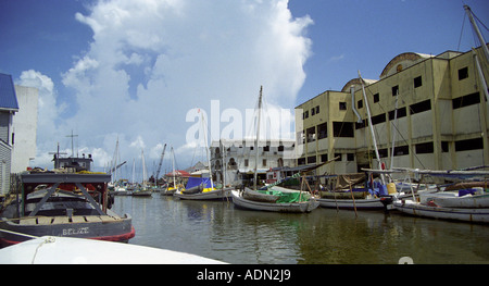 BELIZE CITY BELIZE AMÉRIQUE CENTRALE D'août, le bateau-taxi Terminal où partent les bateaux pour les Cayes Banque D'Images