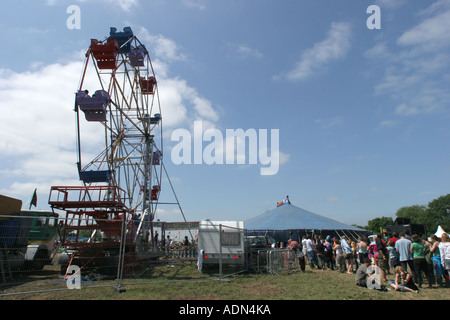 Le champ du cirque au festival de Glastonbury 2005. Angleterre Somerset Farm dignes. Banque D'Images