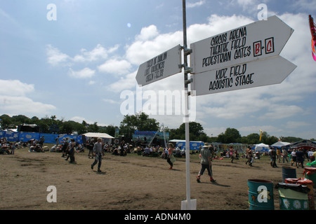 Panneau routier au festival de Glastonbury 2005. Angleterre Somerset Farm dignes. Banque D'Images