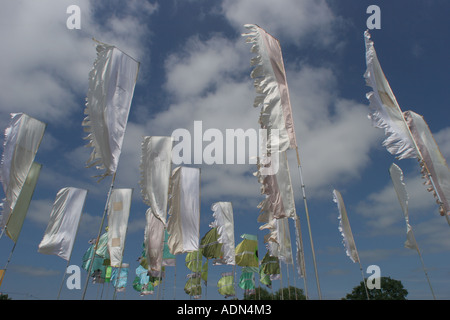 Drapeaux au festival de Glastonbury 2005. Angleterre Somerset Farm dignes. Banque D'Images