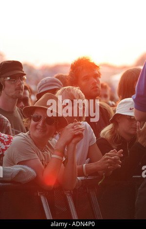 Les foules au festival de Glastonbury 2005. Angleterre Somerset Farm dignes. Banque D'Images